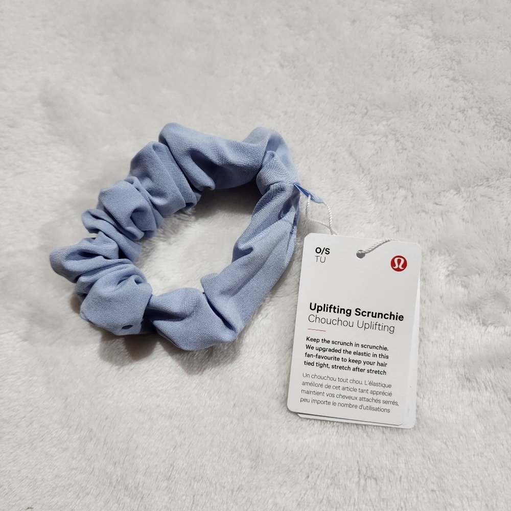 🆕 Lululemon Light Blue Uplifting Scrunchie NWT - Picture 2 of 6